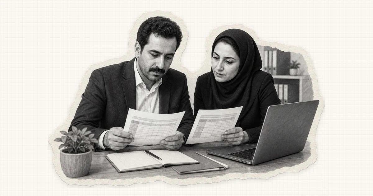 مدیر شرکت در حال مقایسه نیازهای مالی و فرایندی برای انتخاب نرمافزار حسابداری