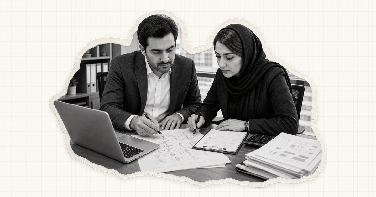 مدیر مالی و حسابدار در حال تطبیق فرایندهای شرکت با فهرست سیستمهای مورد نیاز