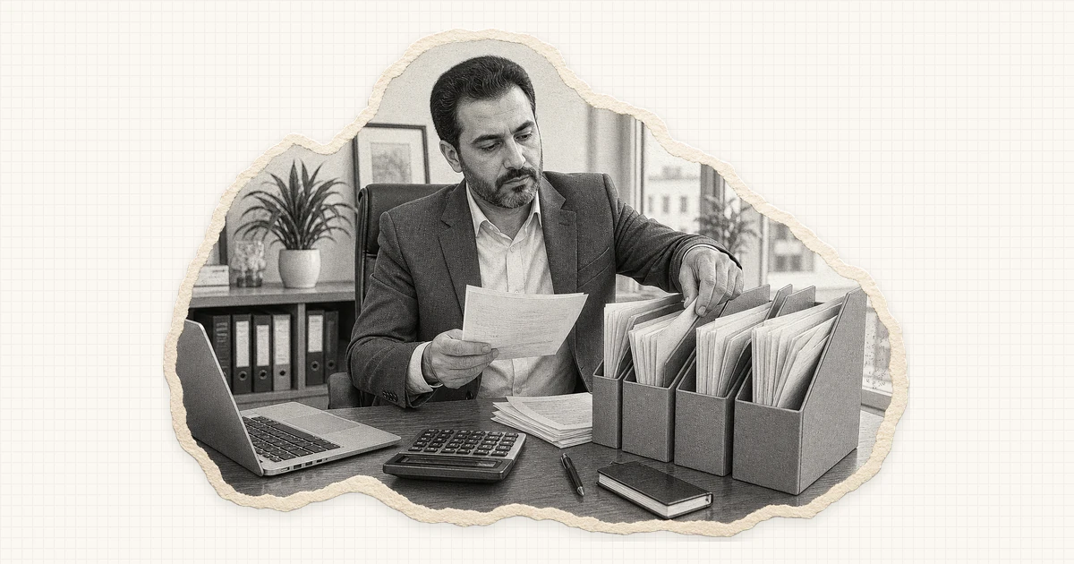 کارشناس مالیاتی در حال دستهبندی فاکتورها و تهیه گزارش معاملات فصلی