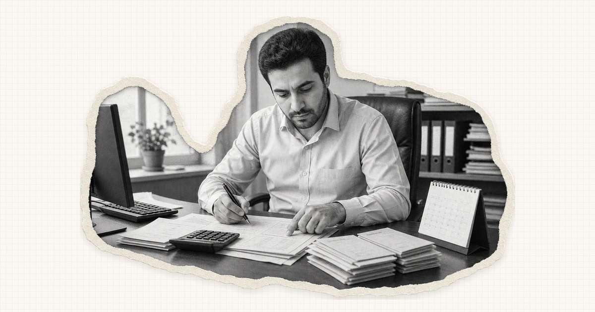 حسابدار در حال کنترل گزارش‌های روزانه کنار تقویم و اسناد مالی